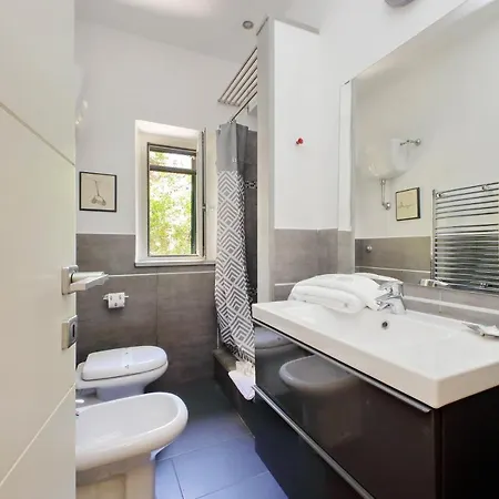 Ych-cozy Flat Near The * Roma